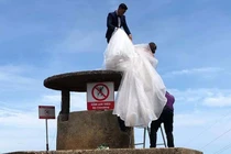 Cặp đôi cố tình trèo lên Hải Vân quan chụp ảnh cưới bất chấp biển cấm