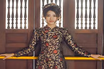 "Cô giáo siêu mẫu" khoe sắc xuân ngọt dịu ở đền Trần