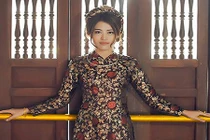 "Cô giáo siêu mẫu" khoe sắc xuân ngọt dịu ở đền Trần