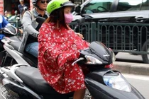 HN mới chớm lạnh, thanh niên đã trùm chăn ra đường 