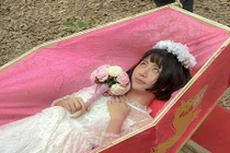 Hot girl Quỳnh Anh Shyn gây sốc khi tạo dáng trong quan tài