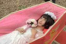 Hot girl Quỳnh Anh Shyn gây sốc khi tạo dáng trong quan tài