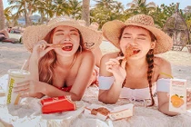 Cặp chị em Singapore suốt ngày khoe ảnh vi vu du lịch