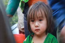 Đôi mắt bé gái vùng cao khiến người xem rụng rời