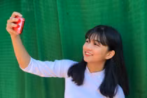 Diện áo dài trắng, nữ sinh 2K2 "được" kết bạn kèm loạt thị phi