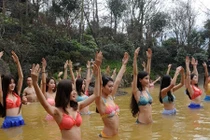 Mãn nhãn màn tập yoga dưới nước của mỹ nữ Trung Quốc