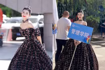 Nữ sinh cầm bảng gây sốt mạng lộ ảnh đời thường gây chú ý