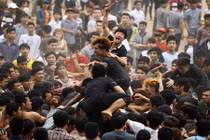 Chua xót nhìn lễ hội truyền thống biến tướng