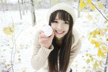 Phát sốt với cô bé mùa đông có nụ cười... tỏa nắng