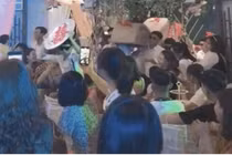 Bạn thân tặng quà cưới kiểu này chú rể muốn... "chết đứng"