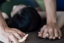 Ngủ một mình, bé gái 11 tuổi bị cha dượng hãm hiếp