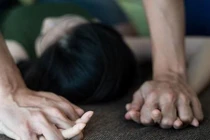 Ngủ một mình, bé gái 11 tuổi bị cha dượng hãm hiếp