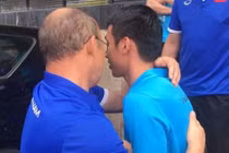 “Thầy Park” bịn rịn chia tay Hùng Dũng rời ASIAD 18