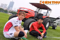 Công Phượng giản dị trả lời phỏng vấn bên máy cày