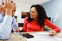 Chồng càng nộp hết lương cho vợ, gia đình càng hạnh phúc?