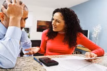 Chồng càng nộp hết lương cho vợ, gia đình càng hạnh phúc?