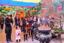 Người dân Thủ đô nô nức đi lễ Thăng Long Tứ Trấn đầu năm