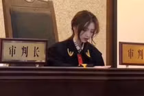 Tháo khẩu trang, nữ thư ký tòa án khiến dân tình "chết lịm"