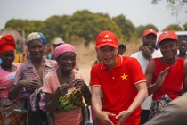 Quang Linh Vlog hé lộ áp lực khi thành viên team châu Phi gặp biến