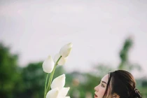 Chụp ảnh cùng hoa sen, nữ DJ đẹp thùy mị chuẩn Việt Nam