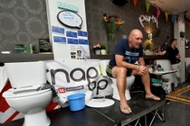 Ngồi liên tục gần 5 ngày trong toilet, lập kỷ lục cực dị