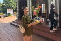 Doãn Hải My đi lễ phủ Tây Hồ, nhan sắc "mười phân vẹn mười