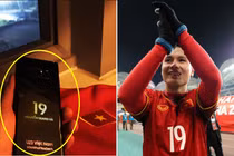 Sau lùm xùm bạn gái Xuân Trường, cầu thủ U23 VN tiếp tục khoe quà