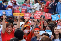 Slogan ấn tượng của fan nữ Sài Gòn đón tiếp U23 Việt Nam