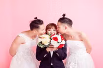 Chiều lòng chị gái, em trai mặc rách cả váy cưới để chụp ảnh