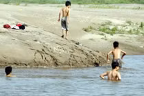 Phát hiện 3 học sinh tiểu học tử vong dưới hồ nước