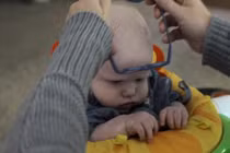Video cảm động bé 4 tháng tuổi mắt kém cười toét khi nhìn rõ mẹ