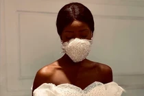 Mẫu váy cưới kèm khẩu trang ở Ai Cập đắt hàng trong mùa dịch Covid-19 