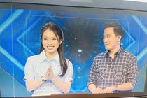 Nam MC Đường Lên Đỉnh Olympia lộ ánh mắt lạ nhìn bạn dẫn