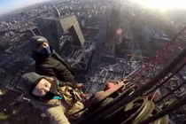 Cặp đôi "điên rồ" leo lên nóc nhà chọc trời Trung Quốc