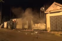 Lở núi, 20 nhà dân ở thị trấn Mường Xén bị đá đè