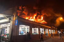 Cháy quán bia tầng 2, tầng 1 vẫn thản nhiên... "nhậu"