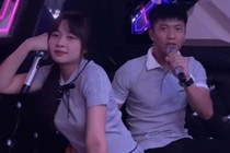 Đi hát Karaoke với vợ, Phan Văn Đức lộ "bàn tay tình tứ"