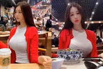 Ngồi uống cafe gái xinh lộ vóc dáng được ví tựa búp bê sống