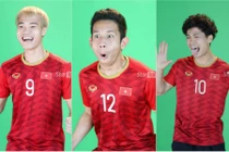 Biểu cảm không thể đáng yêu hơn của các cầu thủ VN khi thử áo đấu mới