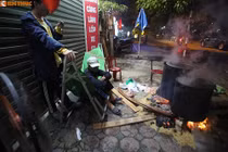 Người dân Hà Nội vui thú trông bánh chưng chờ trời sáng 