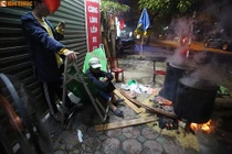 Người dân Hà Nội vui thú trông bánh chưng chờ trời sáng 