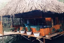 Teen Sài thành đổi gió với chòi lá nổi trên mặt nước 