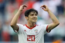 Fan nữ “mơ màng” với vẻ điển trai của chân sút 2 lần xé lưới Văn Lâm