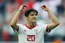 Fan nữ “mơ màng” với vẻ điển trai của chân sút 2 lần xé lưới Văn Lâm