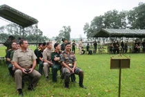 Mãn nhãn sĩ quan nước ngoài so tài súng K54 ở Việt Nam