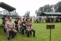 Mãn nhãn sĩ quan nước ngoài so tài súng K54 ở Việt Nam