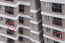Clip em bé rơi từ tầng 12 chung cư, ai xem cũng thót tim