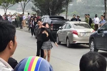 Lào Cai: Cô gái bị kẻ nghi ngáo đá kề dao vào cổ giữa phố