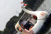 Xôn xao hình ảnh cặp đôi vô tư diễn "cảnh nóng" trong lúc đạp vịt