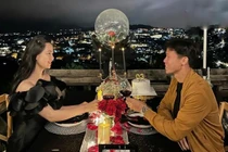 Quế Ngọc Hải được vợ tổ chức sinh nhật siêu lãng mạn 